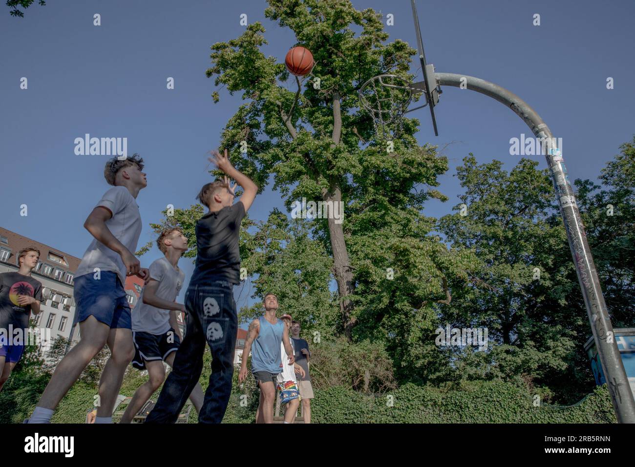 7 luglio 2023, Berlino, Germania: Nel cuore della vivace capitale tedesca, Berlino, in questo soleggiato 7 luglio 2023, i campi da basket della città sono diventati un centro di attività, riecheggiando con i ritmici cervelloni di pallacanestro dribbling e i gioiosi applausi degli spettatori. Adolescenti provenienti da diversi background sono stati riuniti qui, uniti dal loro amore condiviso per il gioco e dal desiderio di eccellere. Con una crescente attenzione ai programmi di sviluppo giovanile, la città riconosce il ruolo cruciale dello sport nel coltivare il talento, costruire il carattere e promuovere la coesione sociale. I tribunali di Berlino diventano spazi dove i giovani possono Foto Stock