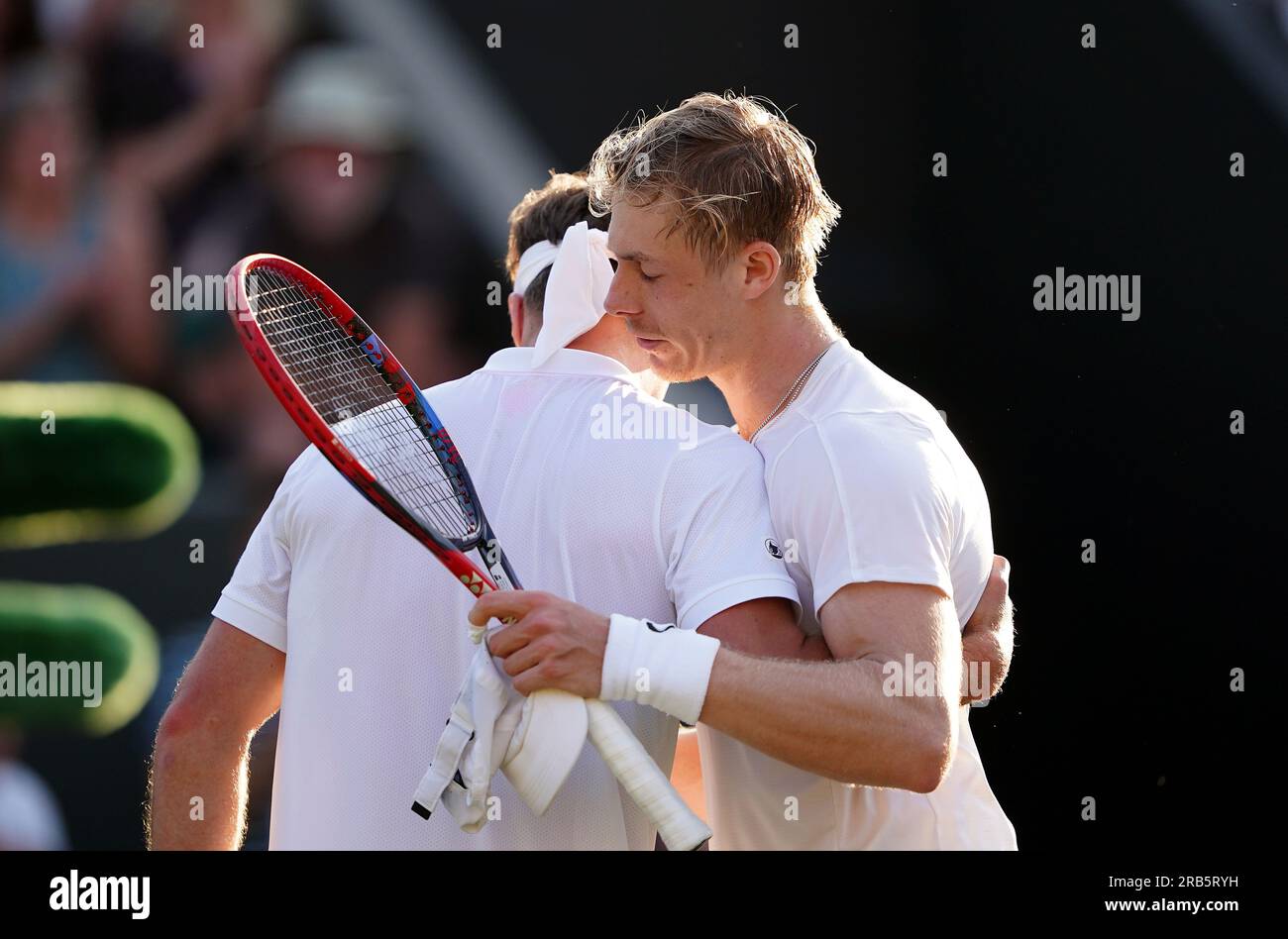 Denis Shapovalov (a destra) e Liam Broady dopo la loro partita nel quinto giorno dei Campionati di Wimbledon 2023 all'All England Lawn Tennis and Croquet Club di Wimbledon. Data immagine: Venerdì 7 luglio 2023. Foto Stock