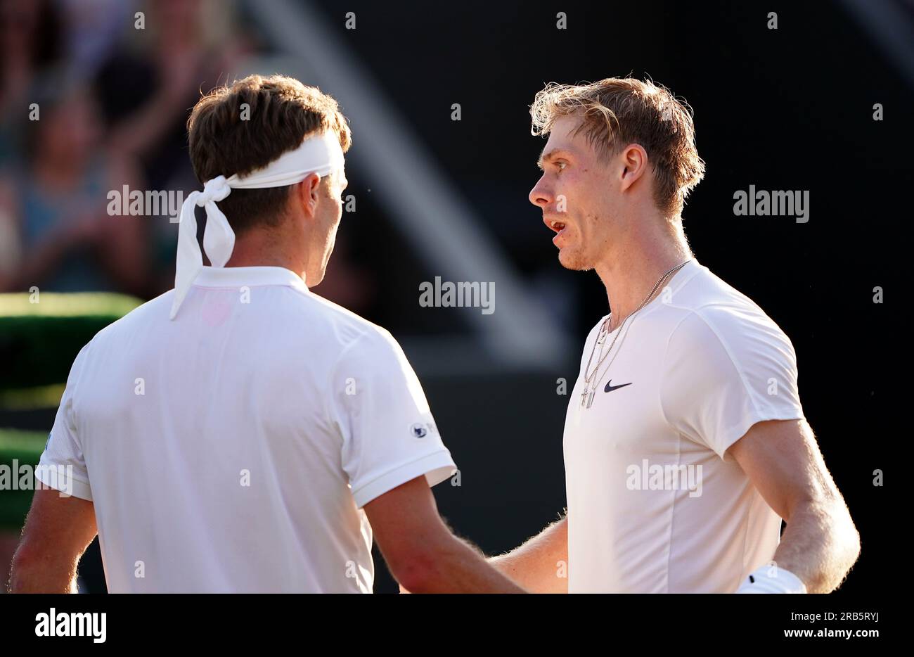 Denis Shapovalov (a destra) e Liam Broady dopo la loro partita nel quinto giorno dei Campionati di Wimbledon 2023 all'All England Lawn Tennis and Croquet Club di Wimbledon. Data immagine: Venerdì 7 luglio 2023. Foto Stock