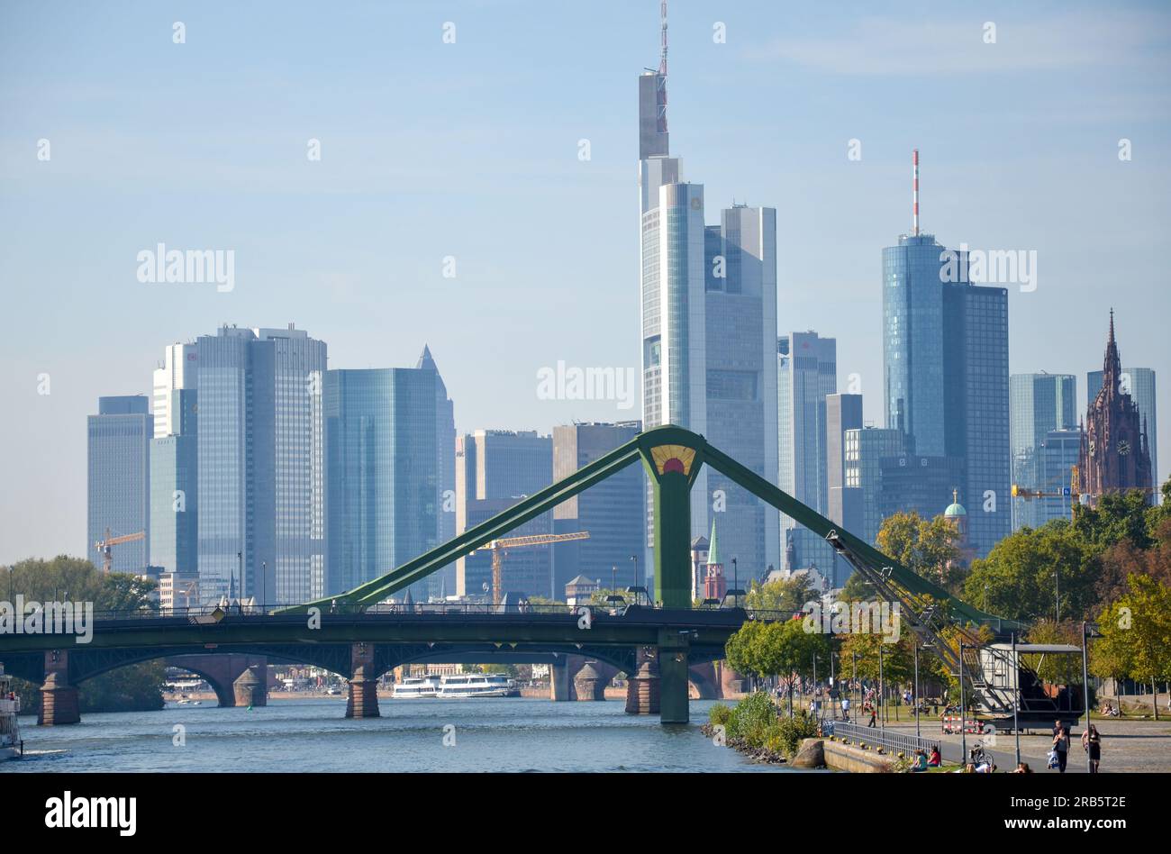 Francoforte, Germania - 3 ottobre 2011: Vista sul ponte delle travi fino ai grattacieli dello skyline di Francoforte. Foto Stock