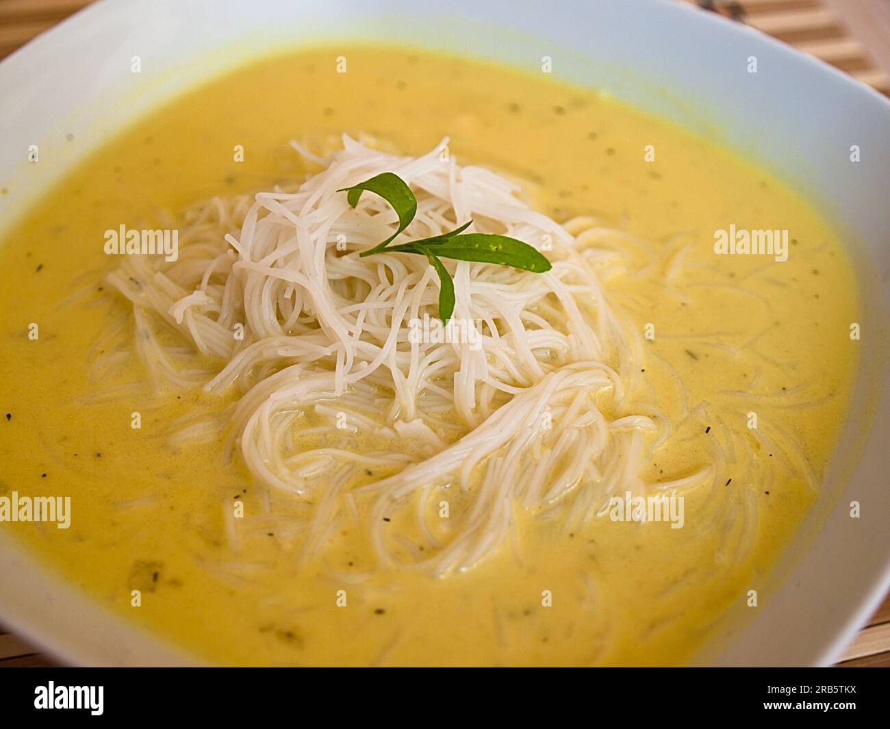 Zuppa tailandese con noodle di riso Foto Stock
