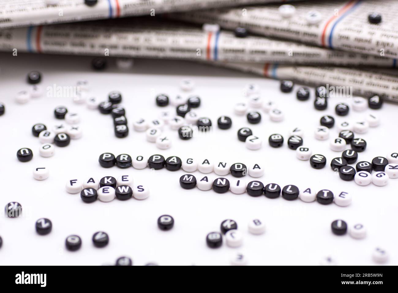 ha impilato giornali e diffuso lettere con false manipolazioni di notizie parole di propaganda notizie notizie notizie notizie notizie notizie notizie notizie notizie notizie notizie notizie notizie notizie notizie notizie notizie notizie notizie notizie notizie notizie notizie notizie notizie notizie notizie Foto Stock