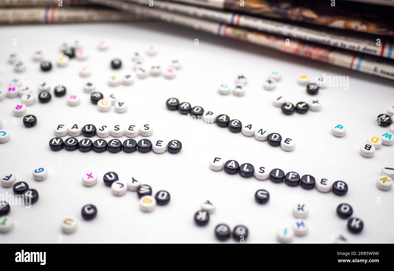 giornali e lettere diffuse con parole motivazionali Foto Stock