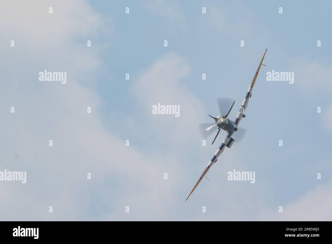 Royal Air Force Battle of Britain Memorial Flight (BBMF) Spitfire display al RAF Cosford Air Show 2023, RAF Cosford, Regno Unito l'11 giugno 2023 Foto Stock