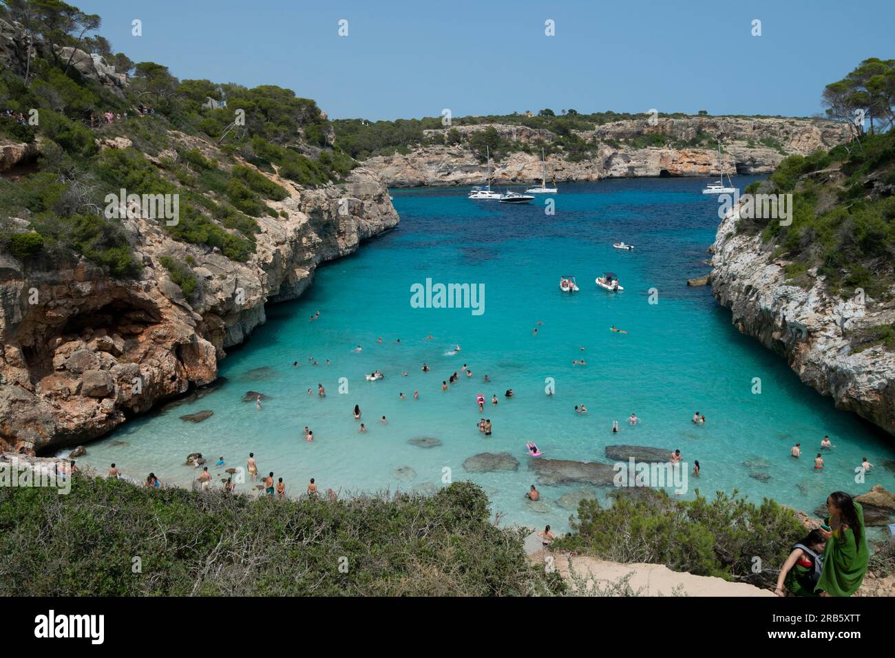 Calo Des Moro Palma de Mallorca, Caló des Moro è una “spiaggia” nel sud-est di Maiorca, situata in una profonda baia turchese, fiancheggiata da scogliere calcaree. Foto Stock