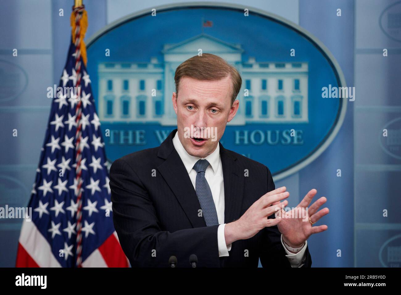 Washington, Stati Uniti. 7 luglio 2023. Jake Sullivan, consigliere per la sicurezza nazionale della Casa Bianca, parla durante il briefing stampa quotidiano nella Brady Press Briefing Room alla Casa Bianca il 7 luglio 2023 a Washington, DC. La Casa Bianca ha annunciato oggi che inizieranno a fornire munizioni a grappolo all'Ucraina come parte del continuo sostegno ai loro sforzi per respingere l'invasione russa. Foto di Samuel Corum/UPI Credit: UPI/Alamy Live News Foto Stock