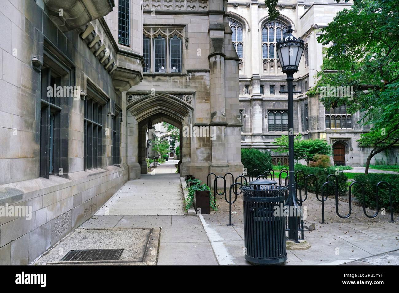 Campus universitario con edifici in pietra calcarea in stile gotico con finestre in vetro piombato Foto Stock