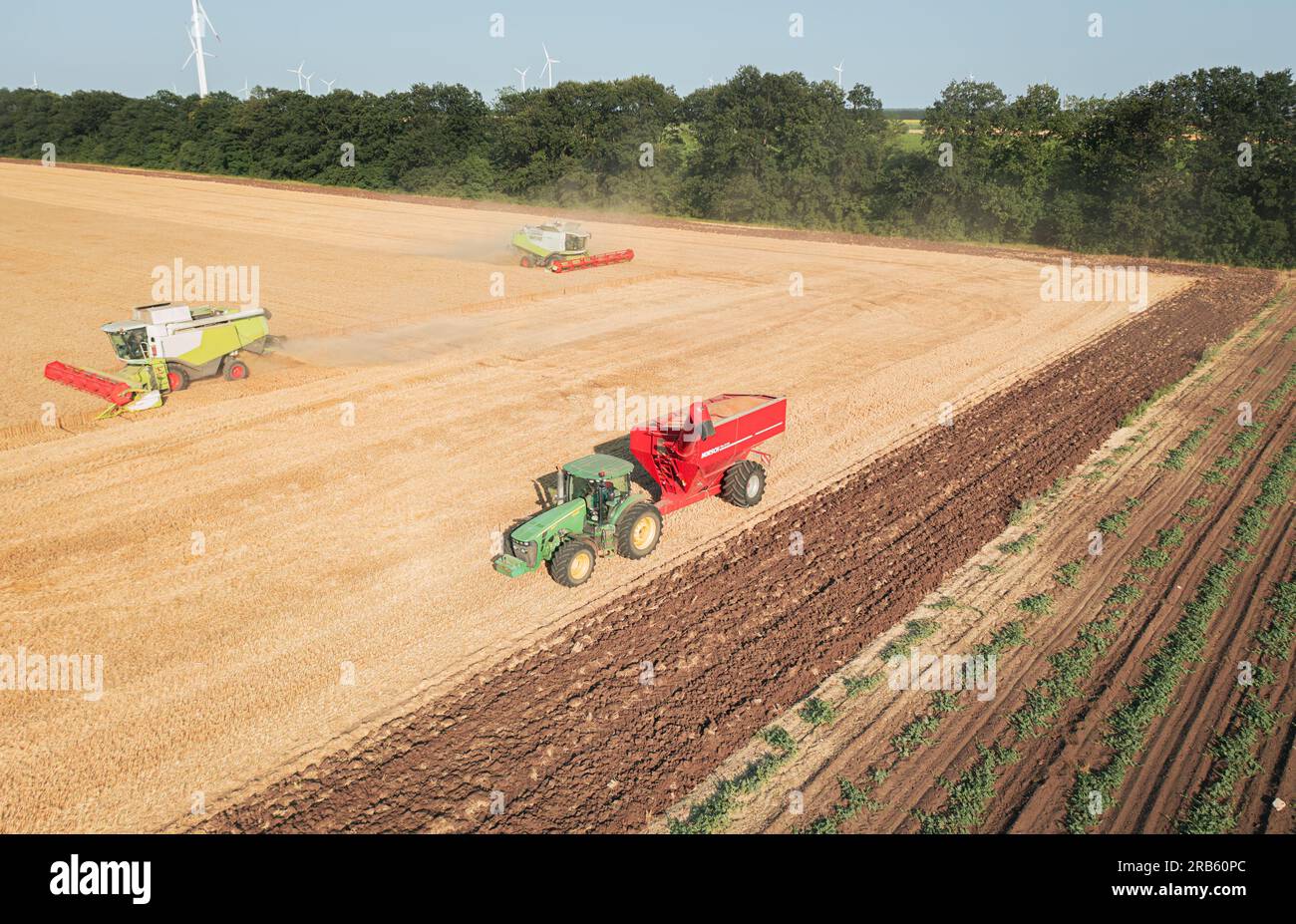 Varna, Bulgaria - 7 luglio 2023 aratura di un campo con il trattore John Deere 6930. John Deere è stato prodotto nel 1995-1999 ed è dotato di JD 7,6L o 8,1L 6- Foto Stock