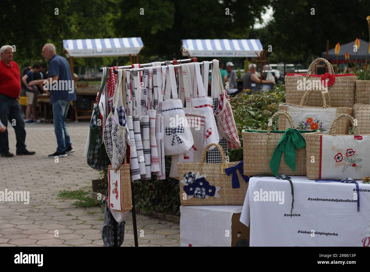 Borse in maglia fatte a mano con splendidi dettagli alla fiera dell'antiquariato di Osijek, Croazia, 1° luglio 2023. Foto Stock