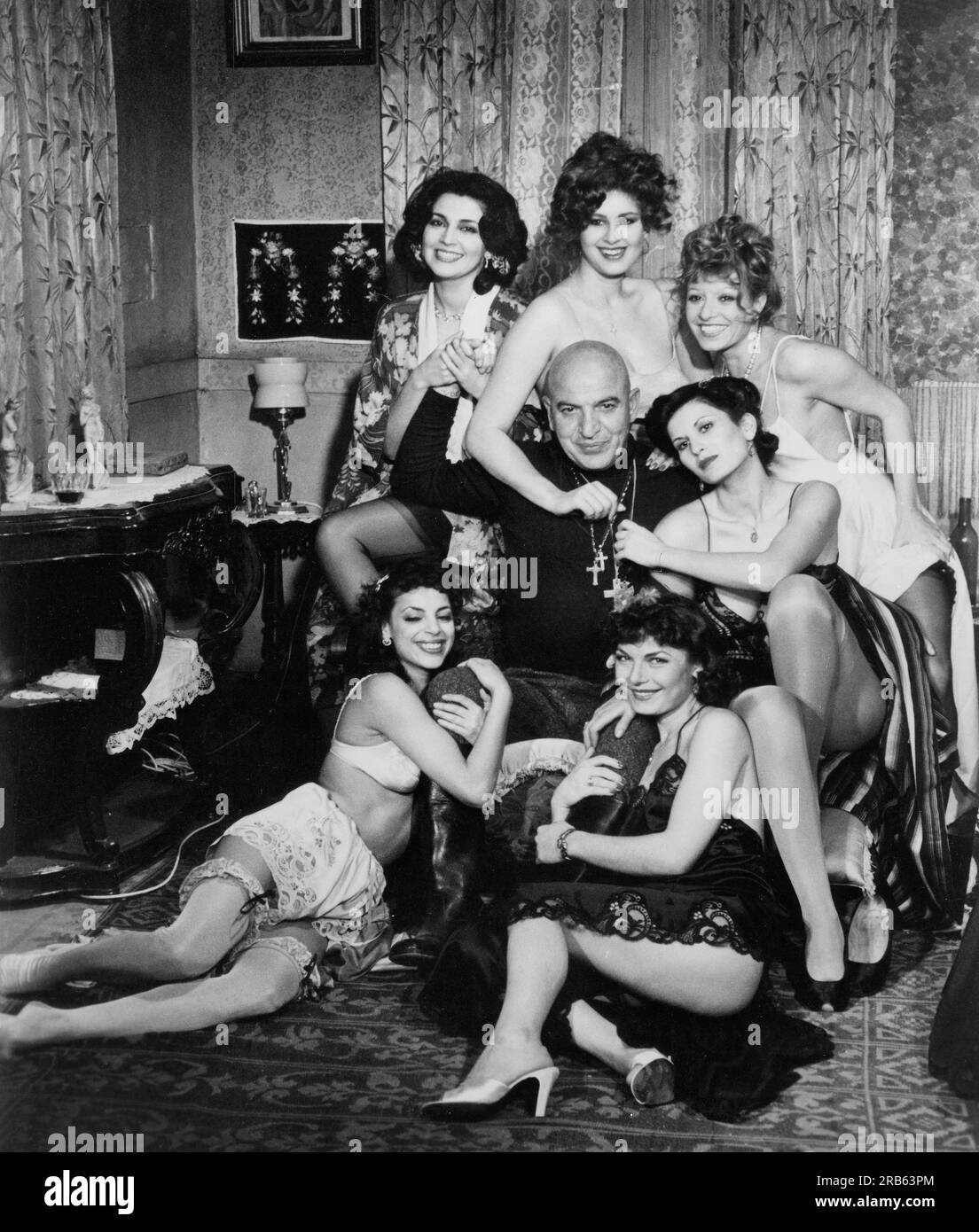 Telly Savalas, sul set di The British Film, 'Escape to Athena', Associated Film Distribution, 1979 Foto Stock