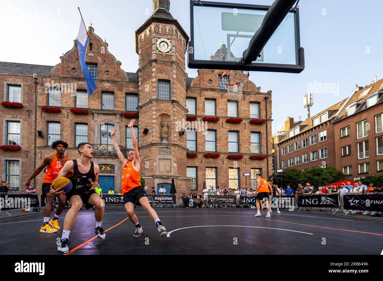 Duesseldorf, Germania. 7 luglio 2023. Pallacanestro: Campionato tedesco, pallacanestro 3x3: I giocatori combattono per la palla sotto il cesto nella città vecchia di fronte al municipio. Credito: David Inderlied/dpa/Alamy Live News Foto Stock