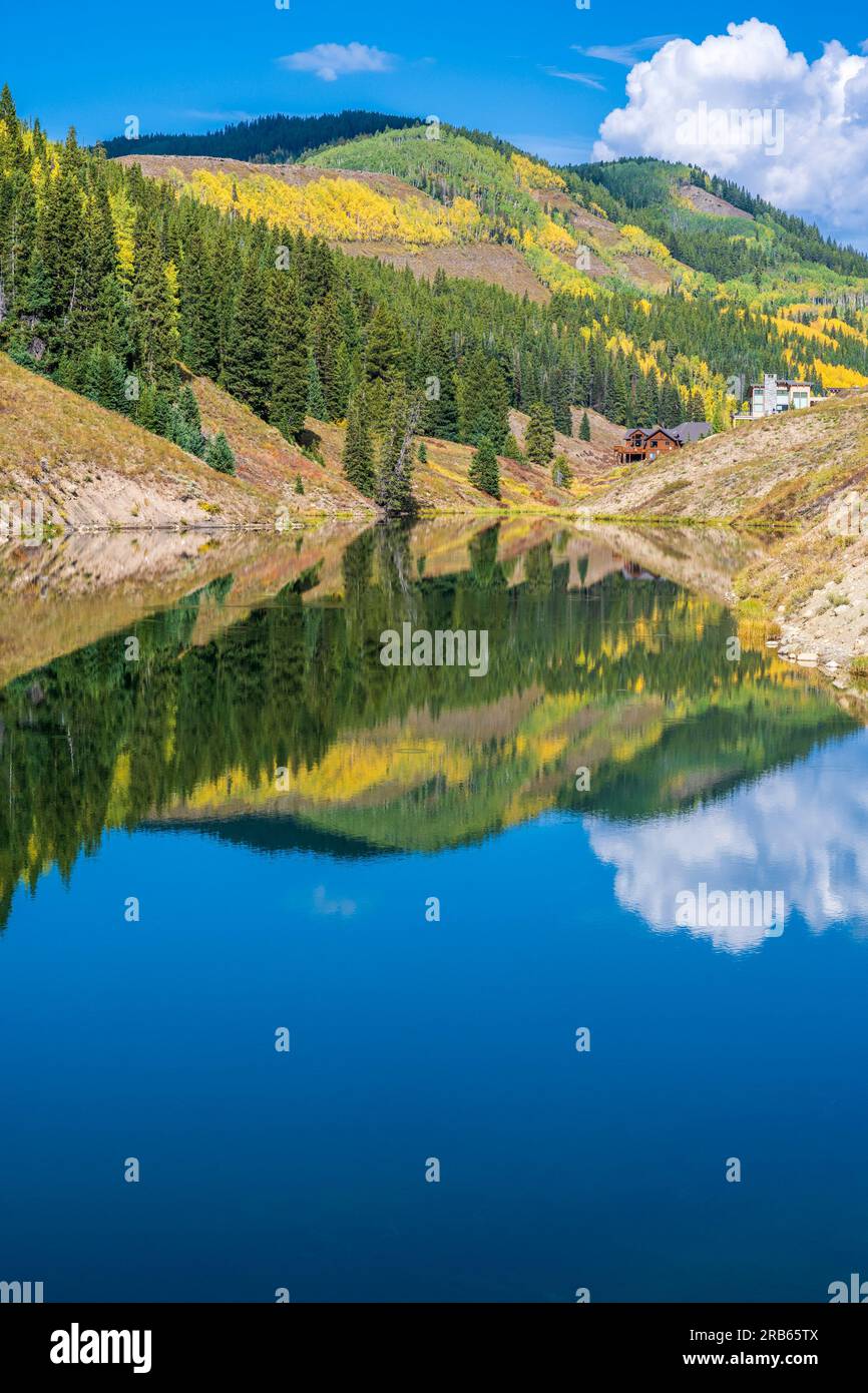 Riflessi sul lago Meridian, al largo di Washington Gulch Road, vicino a Crested Butte, Colorado. Foto Stock