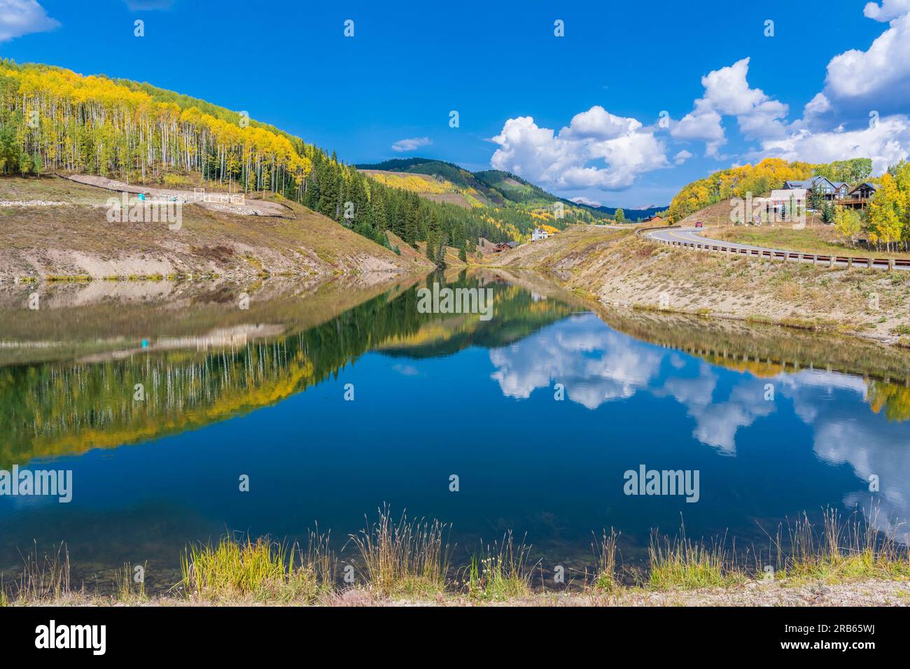 Riflessi sul lago Meridian, al largo di Washington Gulch Road, vicino a Crested Butte, Colorado. Foto Stock