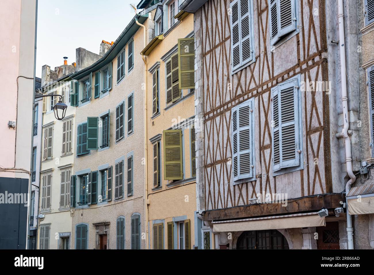 Finestre tipiche dell'architettura della Francia meridionale nella città monumentale di Pau, Pirenei. Foto Stock