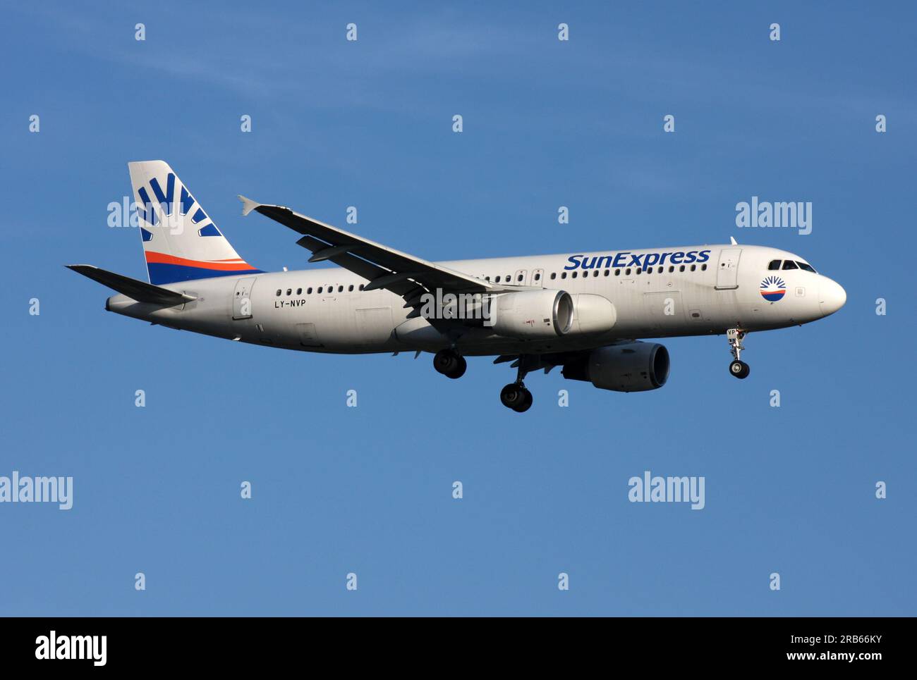 Un Airbus A320 di SunExpress, affittato da Avion Express, si avvicina all'aeroporto di Gatwick Foto Stock