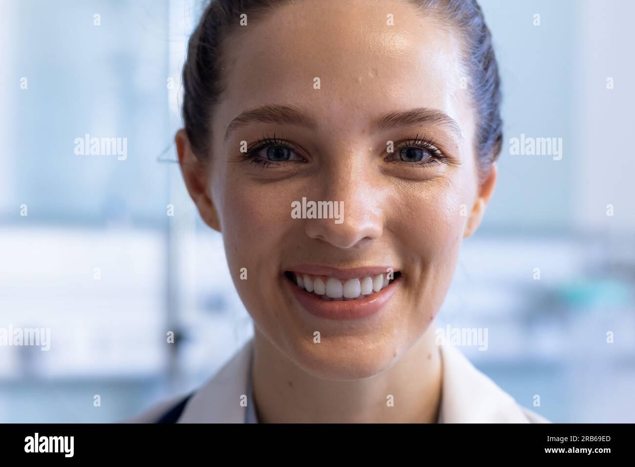 Ritratto di felice medico caucasico donna indossa uniforme medica in ospedale. Ospedale, medicina e servizi sanitari, inalterati. Foto Stock