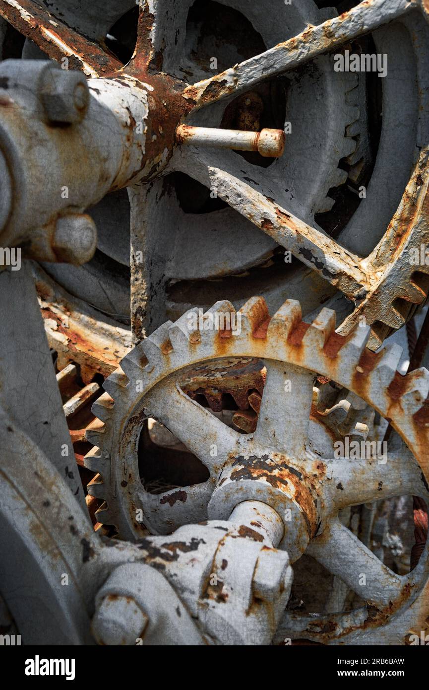 Ingranaggi arrugginiti e sporchi - vecchie attrezzature minerarie Foto Stock