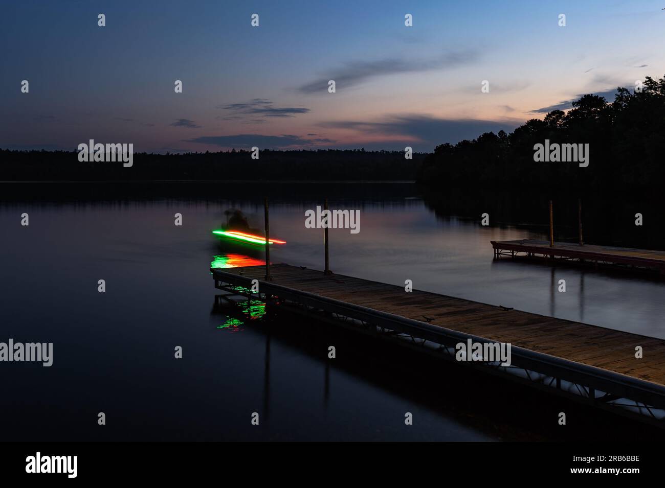 Al semaforo del Fisherman's Boat sul lago di mattina presto - ormeggio a destra Foto Stock