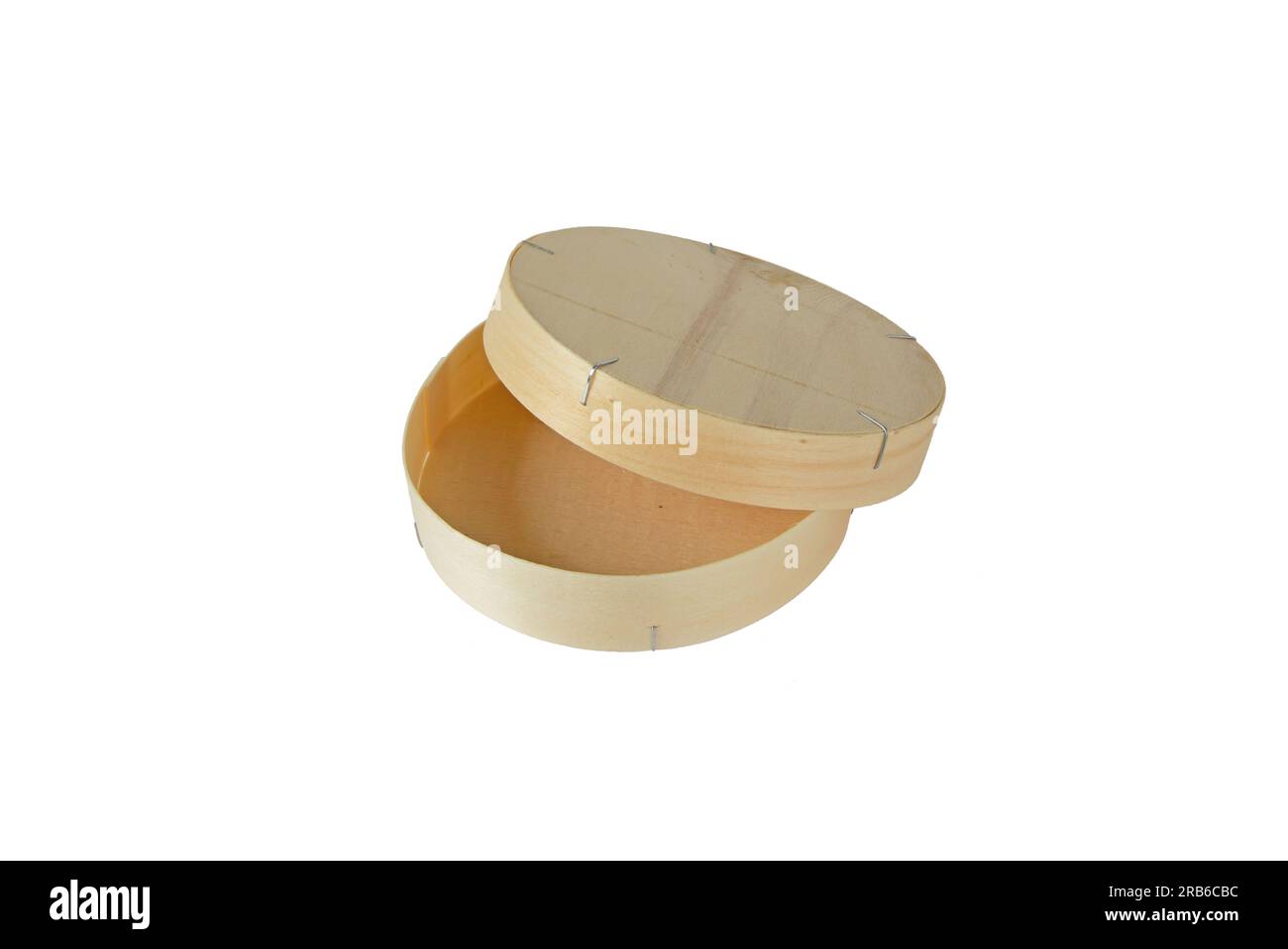 Scatola rotonda in legno a basso contenuto di formaggio isolata su bianco. Coperchio aperto. Foto Stock