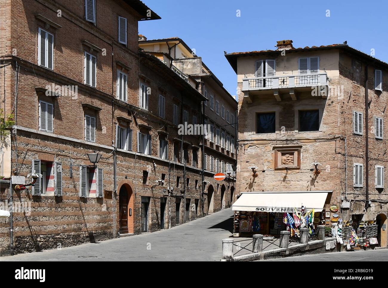 Vicolo nel centro storico di Siena - Italia. Foto Stock