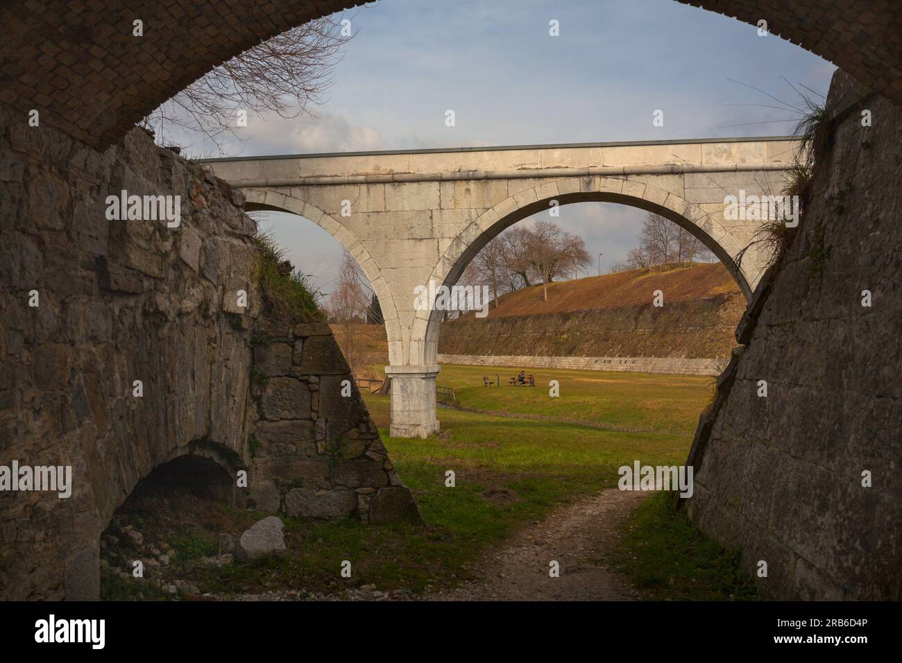 Veduta dell'Acquedotto di Palmanova: Una magnifica prodezza architettonica, che testimonia il ricco patrimonio e la meraviglia ingegneristica di Palmanova Foto Stock