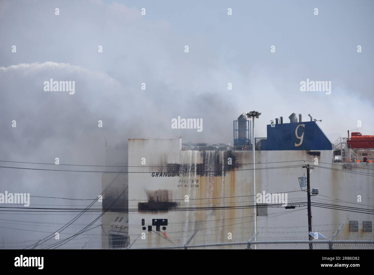 Newark, Stati Uniti. 7 luglio 2023. La barca antincendio FDNY raddoppia l'acqua sull'inferno a bordo della grande Costa D'Avorio. Il fumo pesante e le fiamme continuano a sparare mentre il fuoco continua a bordo della nave grande Costa D'Avorio a Port Newark a Newark. Credito: SOPA Images Limited/Alamy Live News Foto Stock