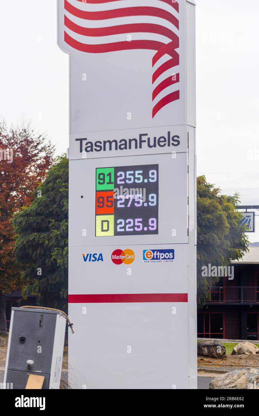 Omarama, nuova Zelanda - 21 aprile 2023: I prezzi dei carburanti Tasman incorporano l'accisa sui carburanti che riduce il prezzo della benzina alla pompa di 25 centesimi Foto Stock