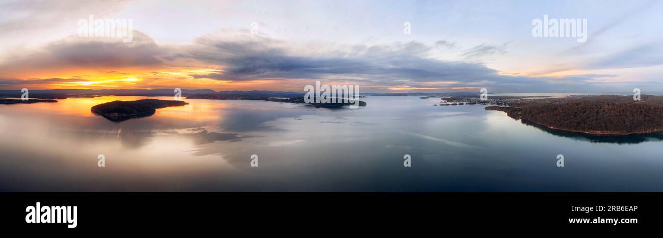 Vista aerea della costa al tramonto del Lago Macquarie dall'isola di Dangar a swansea - costa pacifica dell'Australia. Foto Stock