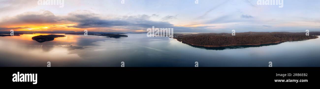 Ampio panorama aereo al tramonto del Lago Macquarie dal molo Nords a swansea - costa pacifica dell'Australia. Foto Stock