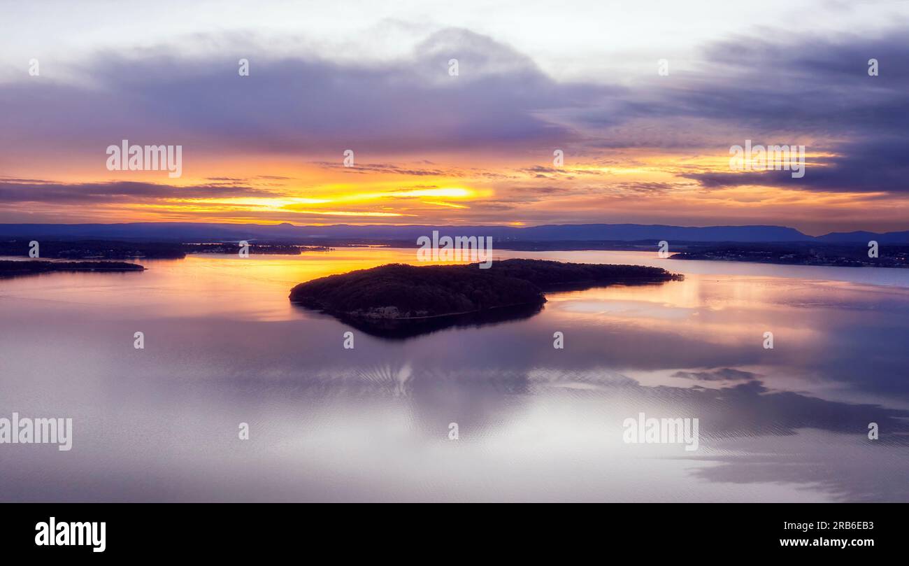 Isola di Dangar sul Lago Macquarie all'alba nella panoramica costa australiana del Pacifico. Foto Stock