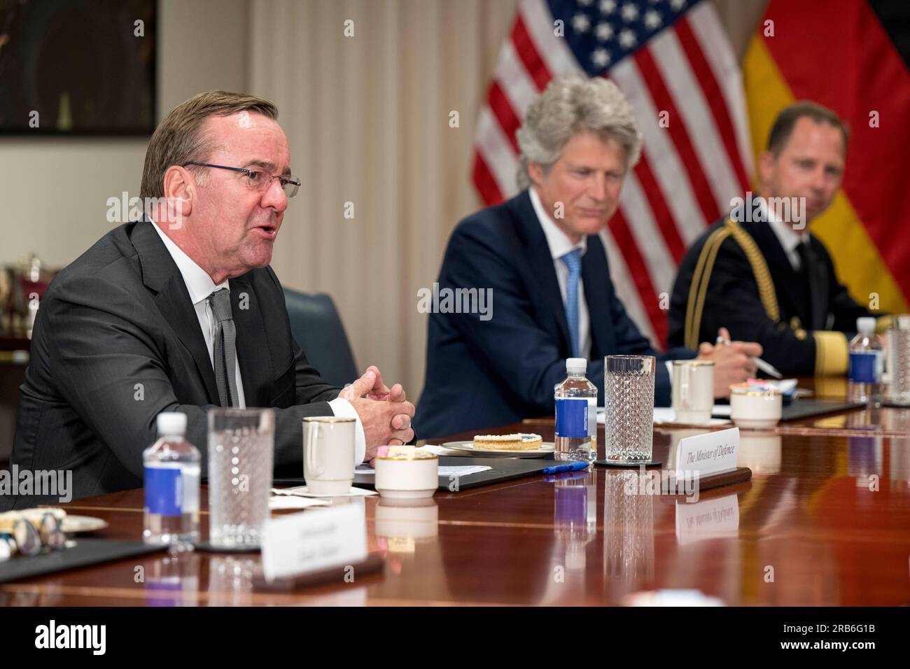 Arlington, Stati Uniti d'America. 28 giugno 2023. Il ministro della difesa tedesco Boris Pistorius, Left, fa osservazioni durante un incontro bilaterale ospitato dagli Stati Uniti Segretario della difesa Lloyd J. Austin al Pentagono, il 28 giugno 2023, ad Arlington, Virginia. Crediti: PO1 Alexander Kubitza/DOD/Alamy Live News Foto Stock