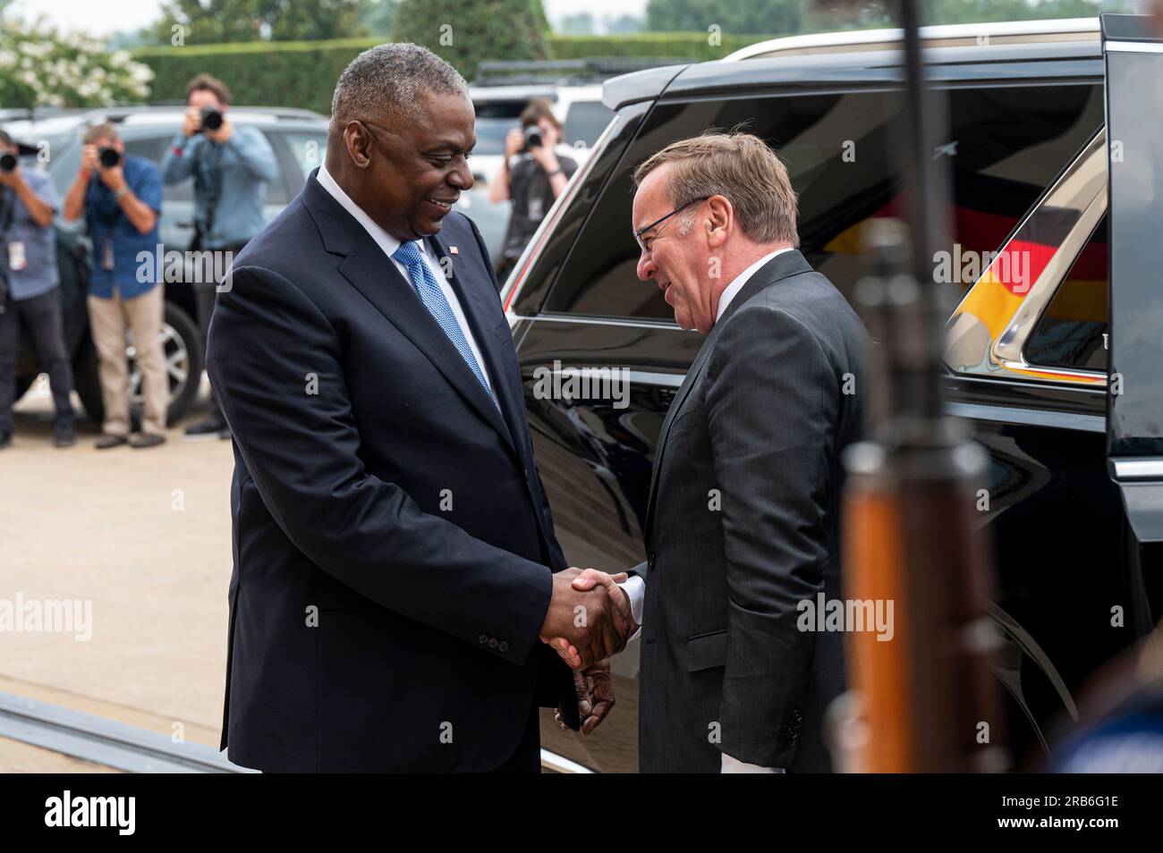 Arlington, Stati Uniti d'America. 28 giugno 2023. STATI UNITI Il segretario alla difesa Lloyd J. Austin, a sinistra, dà il benvenuto al ministro della difesa tedesco Boris Pistorius durante la cerimonia di arrivo al Pentagono, il 28 giugno 2023, ad Arlington, Virginia. Crediti: PO1 Alexander Kubitza/DOD/Alamy Live News Foto Stock