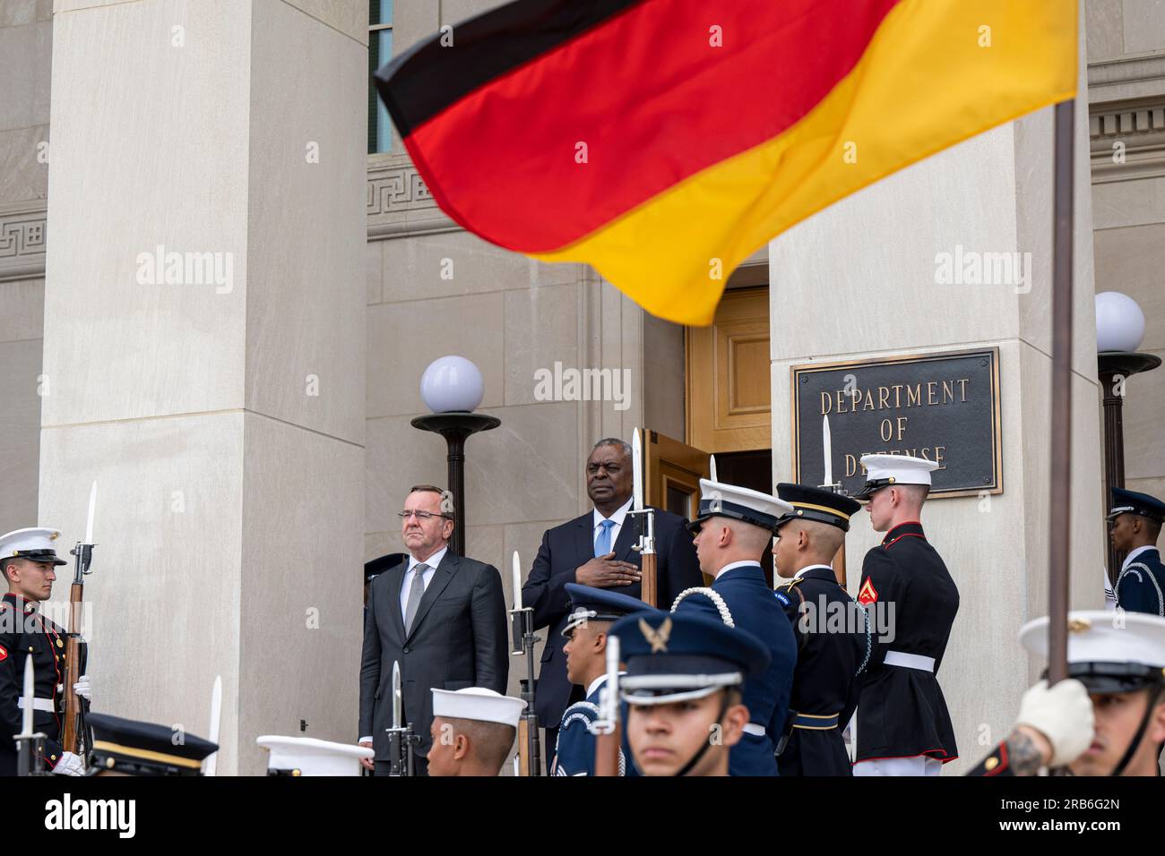 Arlington, Stati Uniti d'America. 28 giugno 2023. STATI UNITI Il segretario alla difesa Lloyd J. Austin, a destra, sta per gli inni nazionali accanto al ministro della difesa tedesco Boris Pistorius, a sinistra, durante la cerimonia di arrivo al Pentagono, il 28 giugno 2023, ad Arlington, Virginia. Crediti: PO1 Alexander Kubitza/DOD/Alamy Live News Foto Stock