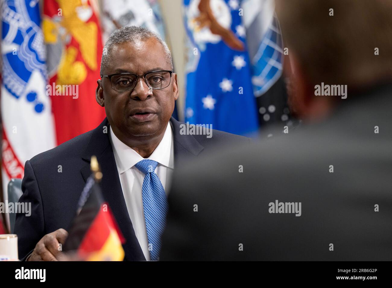 Arlington, Stati Uniti d'America. 28 giugno 2023. STATI UNITI Il segretario alla difesa Lloyd J. Austin, a sinistra, ascolta il ministro della difesa tedesco Boris Pistorius, a destra, durante un incontro bilaterale al Pentagono, il 28 giugno 2023, ad Arlington, Virginia. Crediti: PO1 Alexander Kubitza/DOD/Alamy Live News Foto Stock