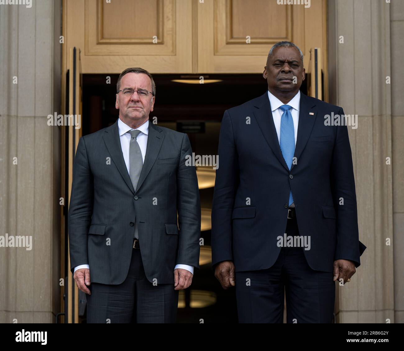 Arlington, Stati Uniti d'America. 28 giugno 2023. STATI UNITI Il segretario alla difesa Lloyd J. Austin, a destra, sta per gli inni nazionali accanto al ministro della difesa tedesco Boris Pistorius, a sinistra, durante la cerimonia di arrivo al Pentagono, il 28 giugno 2023, ad Arlington, Virginia. Crediti: PO1 Alexander Kubitza/DOD/Alamy Live News Foto Stock