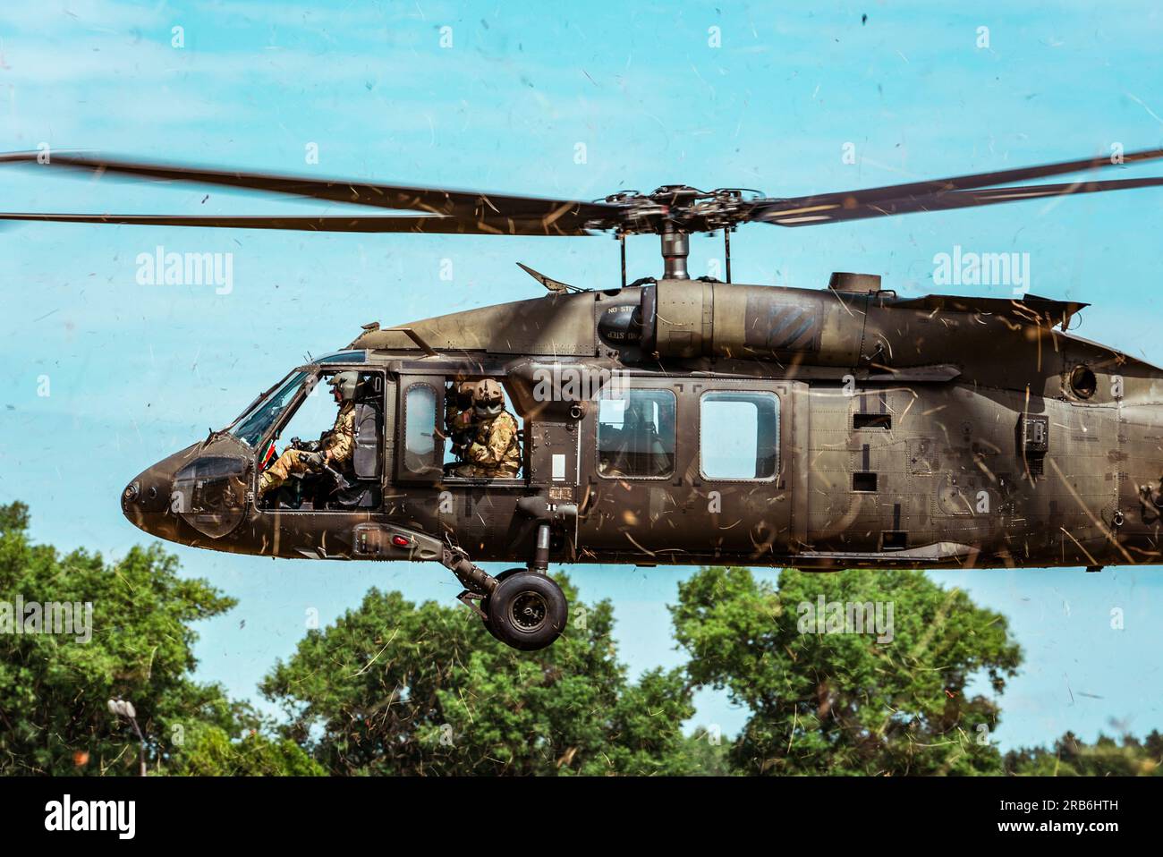 UN U.S. L'Army UH-60 vola sopra una striscia d'assalto in erba durante l'addestramento Special Operations Air-Land Integration vicino a Daugavpils, Lettonia, 28 giugno 2023. La prontezza operativa è fondamentale per i partenariati, la risposta alle crisi, la deterrenza e il sostegno agli Alleati e ai partner. (STATI UNITI Foto Air Force di Tech. Sgt. Izabella Workman) Foto Stock