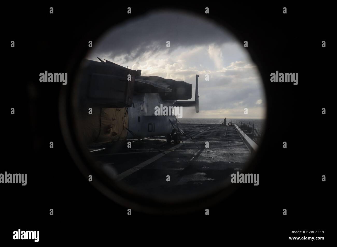 STATI UNITI Il compagno della Marina Boatswain Petty Officer di terza classe Erikka Nicolas, attaccato al molo di trasporto anfibio della classe San Antonio USS New York (LPD 21) si trova in posizione di guardia uomo in mare il 1° luglio 2023, mentre è in corso di partecipare all'esercitazione UNITAS LXIV. UNITAS è l'esercizio marittimo multinazionale annuale più longevo al mondo che si concentra sul miglioramento dell'interoperabilità tra più nazioni e forze congiunte durante le operazioni litorali e anfibie al fine di costruire su partnership regionali esistenti e creare nuove relazioni durature che promuovano la pace, la stabilità e la prosperità negli Stati Uniti Foto Stock