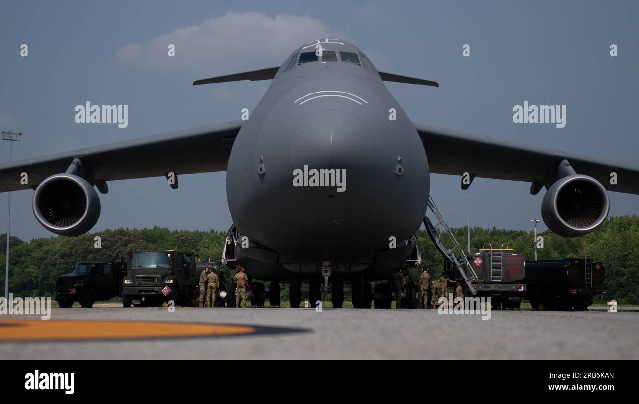 Un C-5M Super Galaxy viene scaricato da quattro R-11 FUEL Trucks presso la dover Air Force base, Delaware, il 28 giugno 2023. Un decarburante ad ala bagnata rimuove il carburante da un aeromobile e lo trasferisce a un camion R-11 mentre i motori sono ancora in funzione per ridurre il tempo di atterraggio dell'aeromobile. (STATI UNITI Foto Air Force di Tech. Sergente J.D. Forte II) Foto Stock