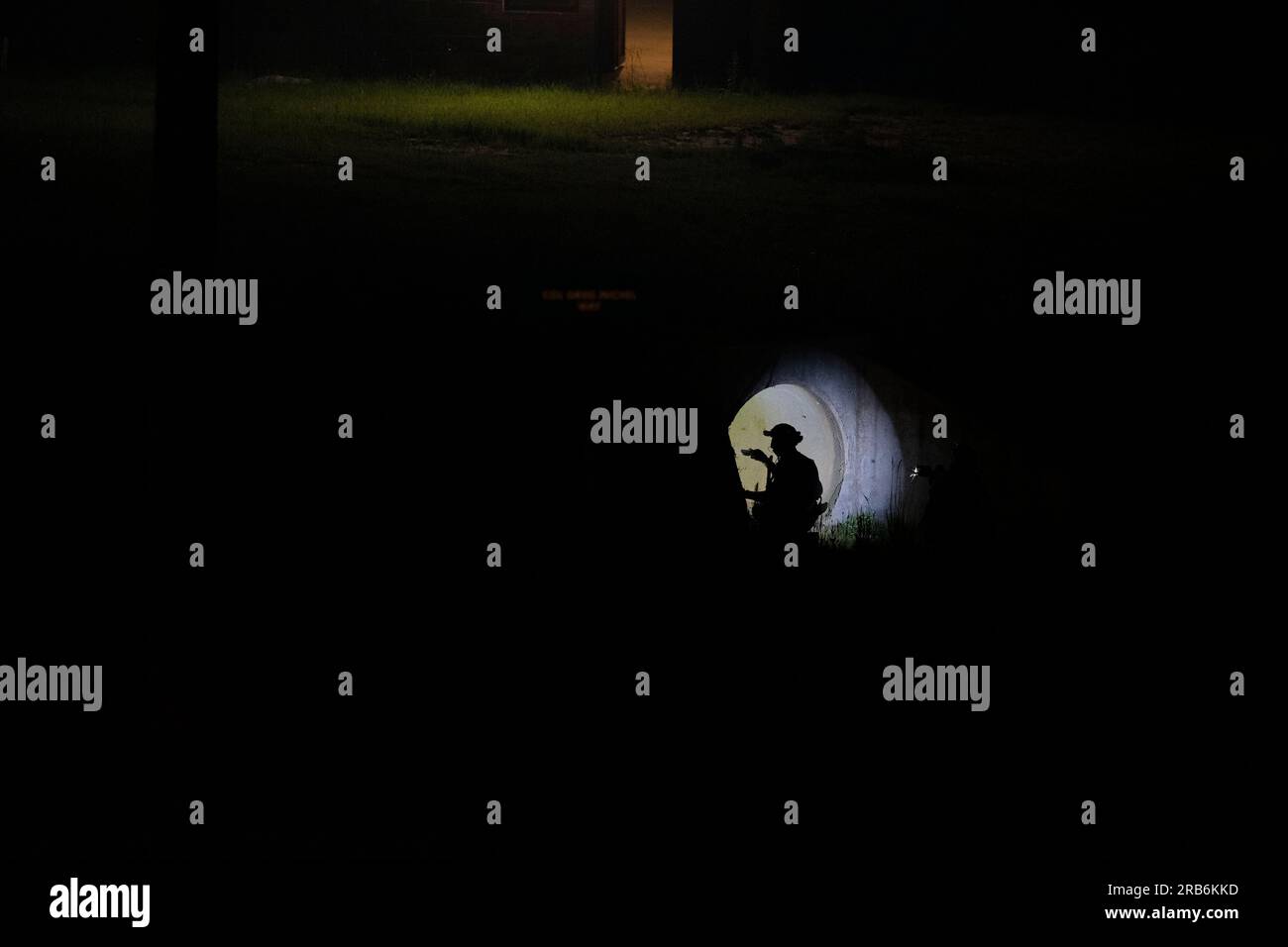 I soldati francesi con la 6th Light Armored Brigade, l'esercito francese, addestrano e conducono un'azione diretta a sostegno del Marine Forces Special Operations Command durante l'esercitazione Raven, un'esercitazione di preparazione dell'unità, il 22 maggio 2023. Es. Raven è un esercizio di formazione tenuto per valutare tutti gli aspetti di una Marine Special Operations Company prima di un dispiegamento di operazioni speciali. (STATI UNITI Foto del corpo dei Marines del cpl. Henry Rodriguez) Foto Stock