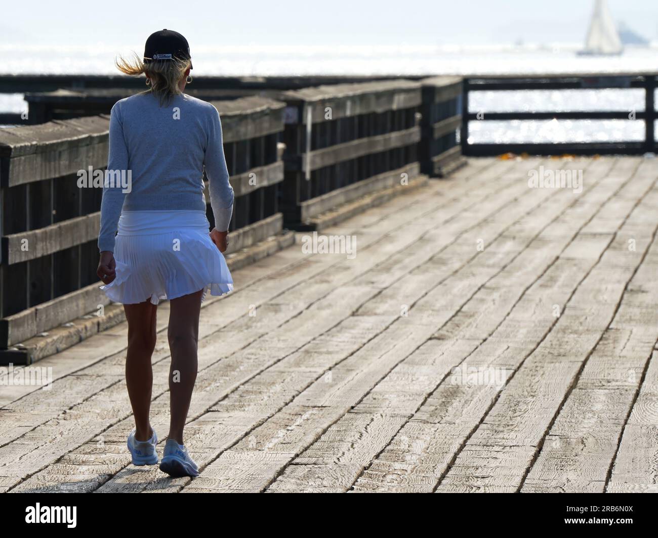 Donna che cammina sul molo. Foto Stock