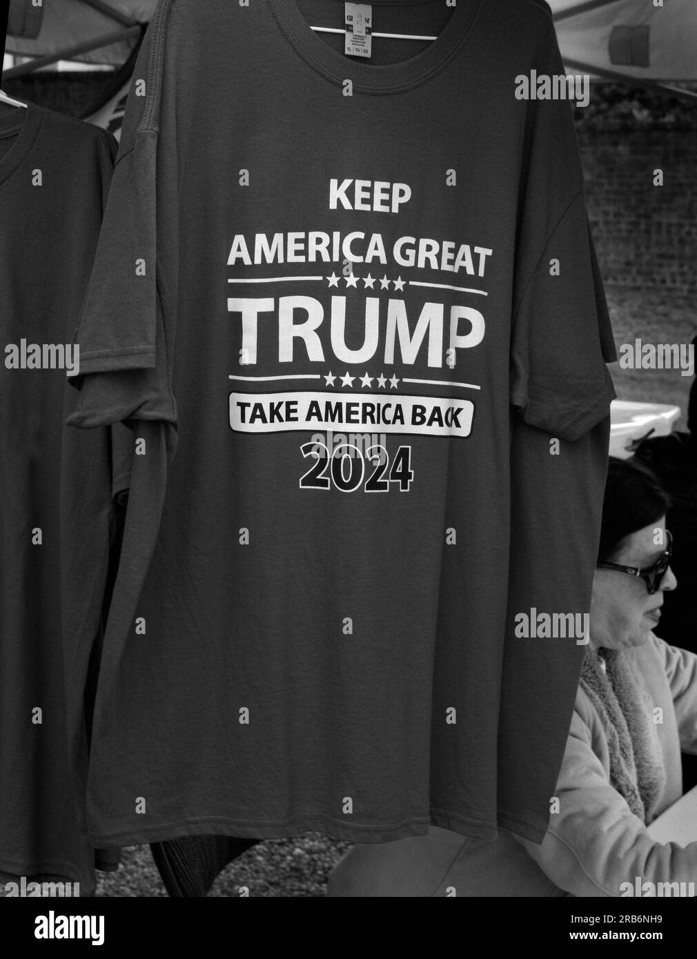 I sostenitori dell'ex presidente degli Stati Uniti Donald Trump vendono magliette che promuovono l'elezione di Trump nel 2024 in un evento pubblico ad Abingdon, Virginia, USA Foto Stock