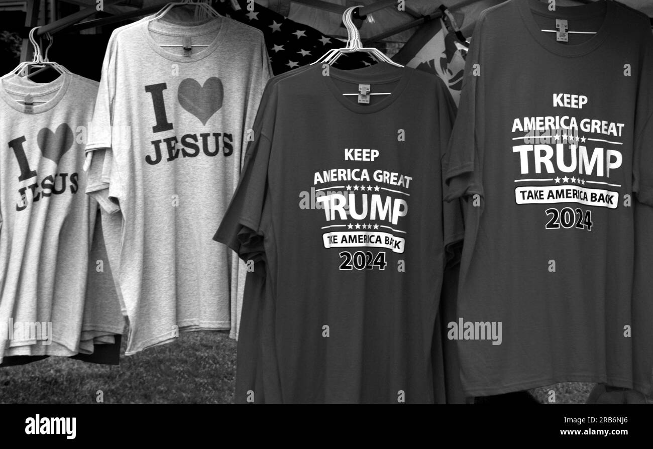 I sostenitori dell'ex presidente degli Stati Uniti Donald Trump vendono magliette che promuovono l'elezione di Trump nel 2024 in un evento pubblico ad Abingdon, Virginia, USA Foto Stock