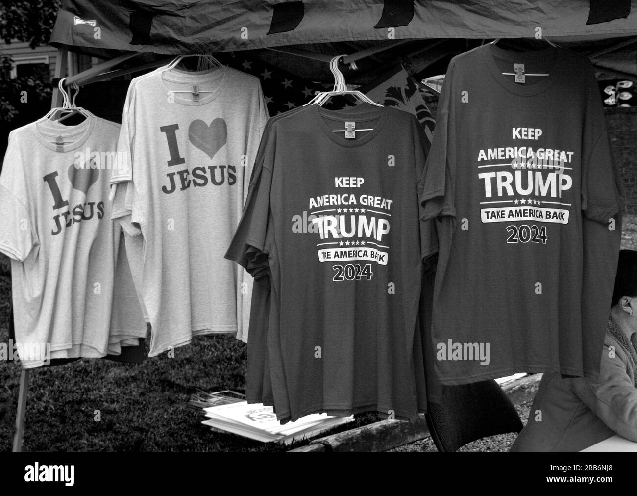I sostenitori dell'ex presidente degli Stati Uniti Donald Trump vendono magliette che promuovono l'elezione di Trump nel 2024 in un evento pubblico ad Abingdon, Virginia, USAd Foto Stock
