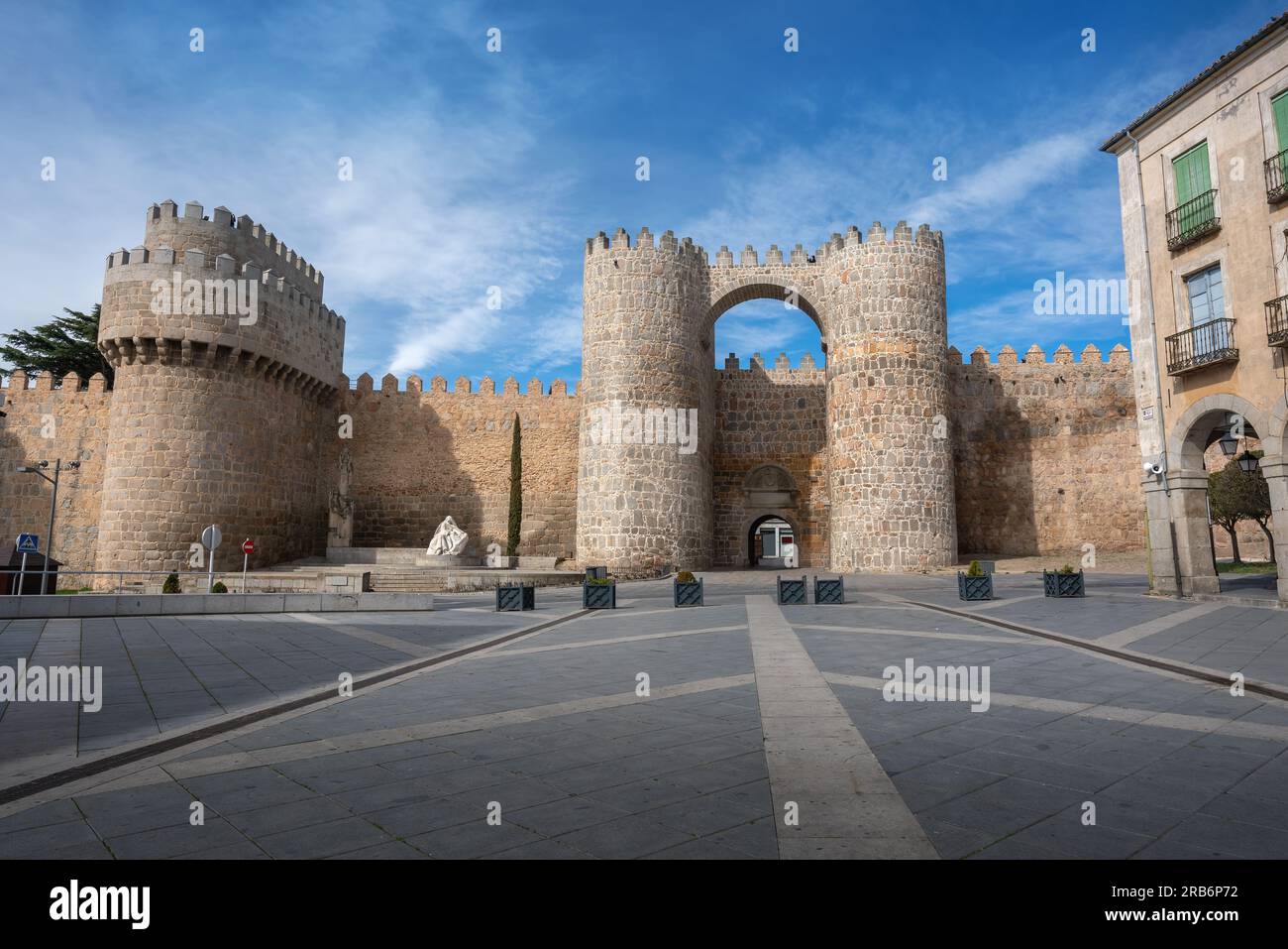 Porta di Puerta del Alcazar e Torre del Homenage (tenuta) presso le mura medievali di Avila - Avila, Spagna Foto Stock
