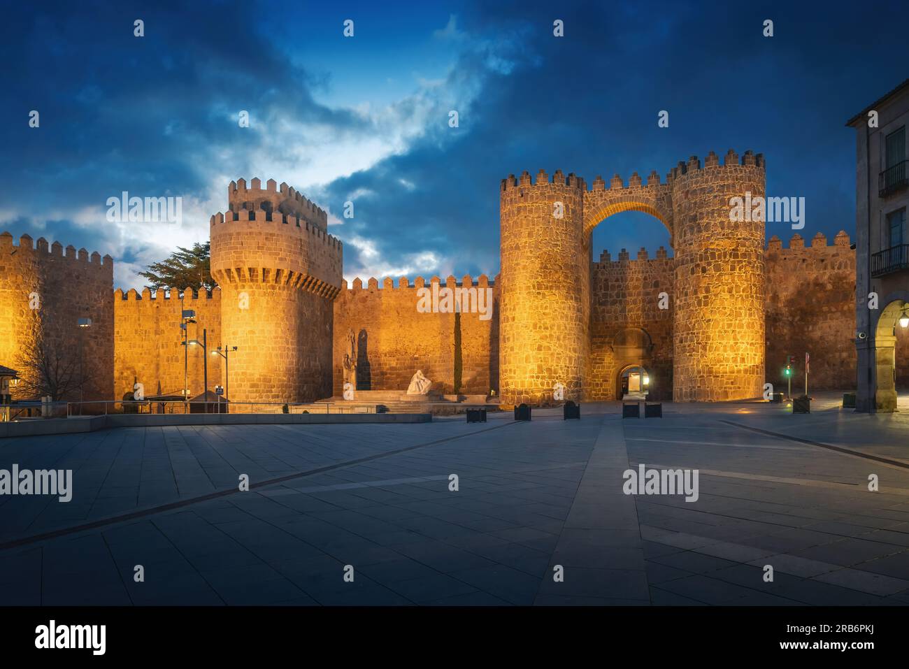 Porta Puerta del Alcazar e Torre del Homenage (fortezza) delle mura medievali di Avila di notte - Avila, Spagna Foto Stock