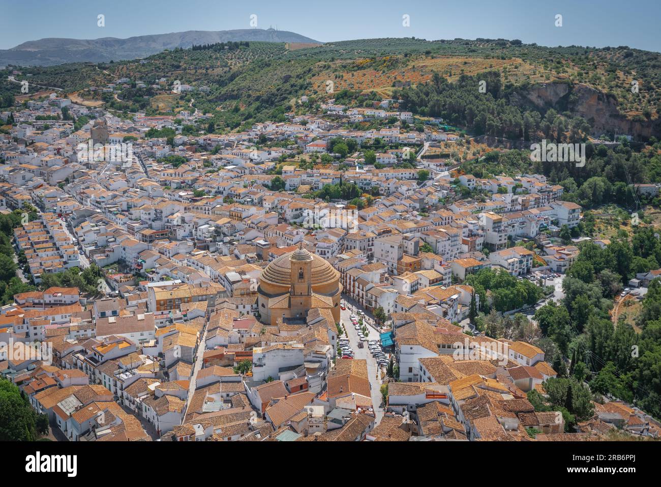Vista aerea di Montefrio con la chiesa de la Encarnacion - Montefrio, Andalusia, Spagna Foto Stock