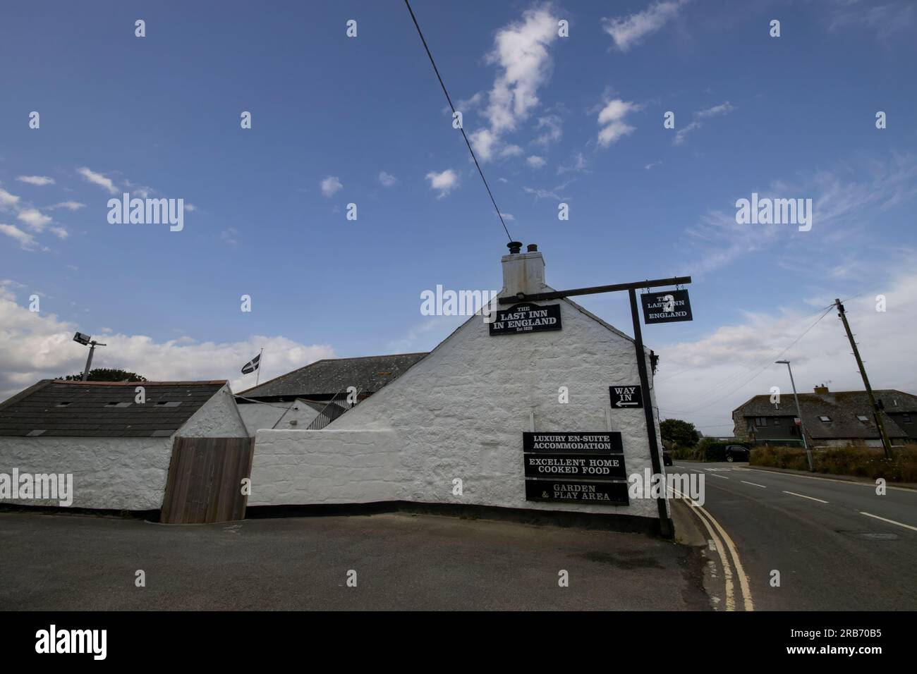 L'ultima locanda in Inghilterra (c1620) a Sennen in Cornovaglia, Regno Unito. Il cartello sull'altro lato recita "The First Inn in England". Foto Stock