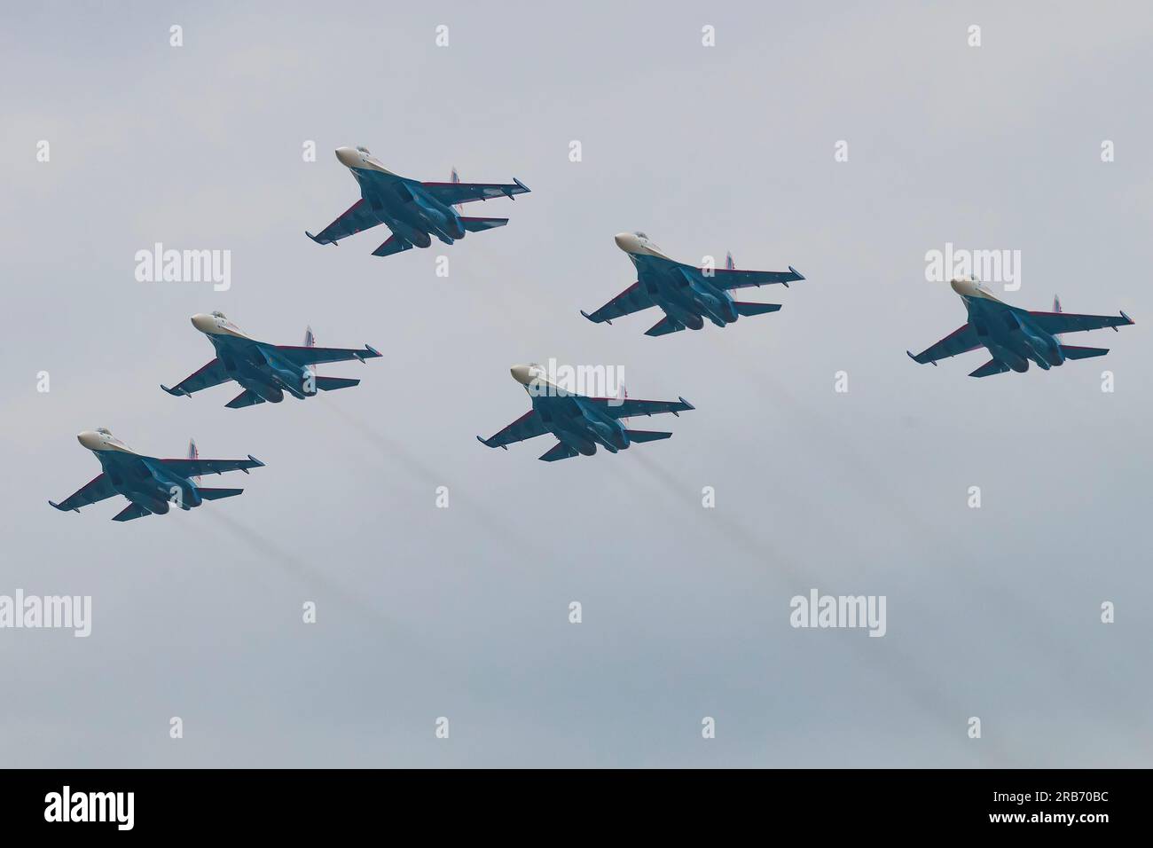 KUBINKA, RUSSIA - 20 AGOSTO 2022: Il gruppo aerobatico "Russian vityazi" effettua un volo dimostrativo sul forum militare-tecnico internazionale Army-2 Foto Stock