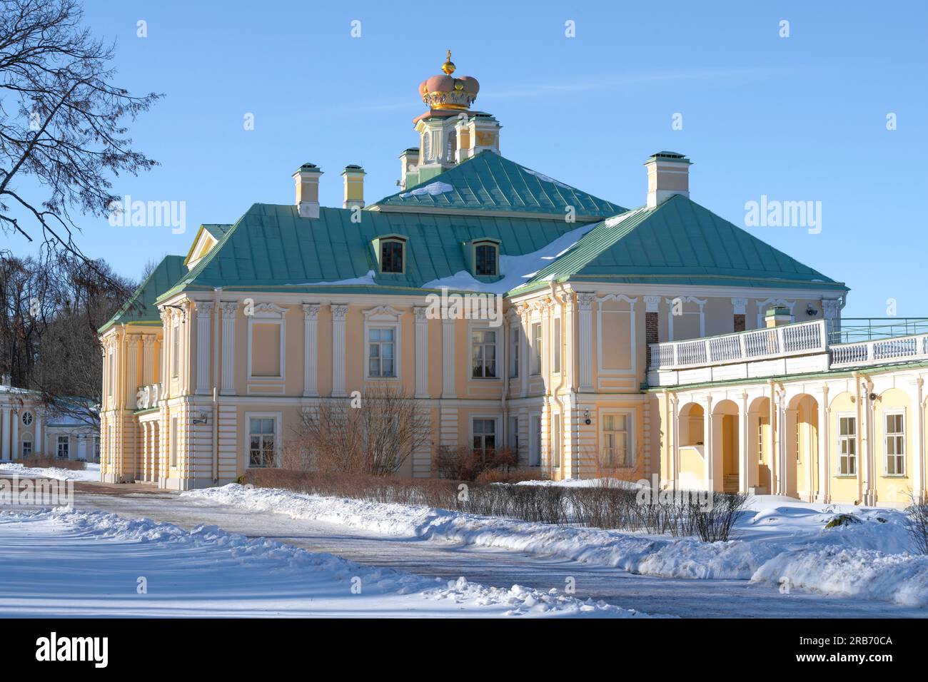 Antico Palazzo Grand Menshikov in una soleggiata serata di marzo. Complesso del palazzo e del parco Oranienbaum. Regione di Leningrado, Russia Foto Stock