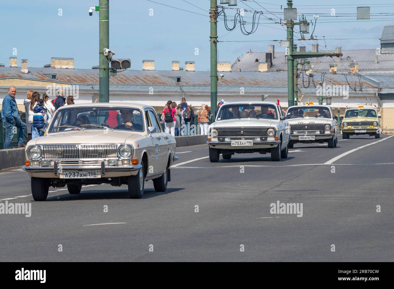 SAN PIETROBURGO, RUSSIA - 20 MAGGIO 2023: Auto sovietiche GAZ-24 e GAZ-24-10 "Volga" sul ponte del Palazzo in un soleggiato giorno di maggio. Para. Trasporto rétro annuale Foto Stock